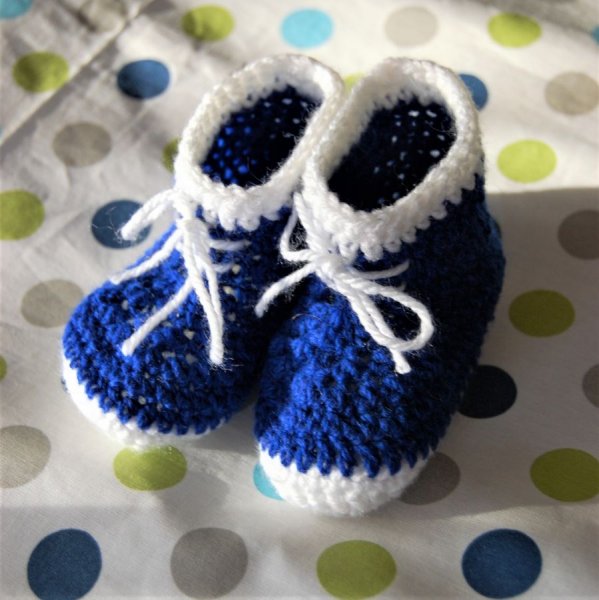 Paire de chaussures crochetées main de couleur bleues et blanches pour bébé 