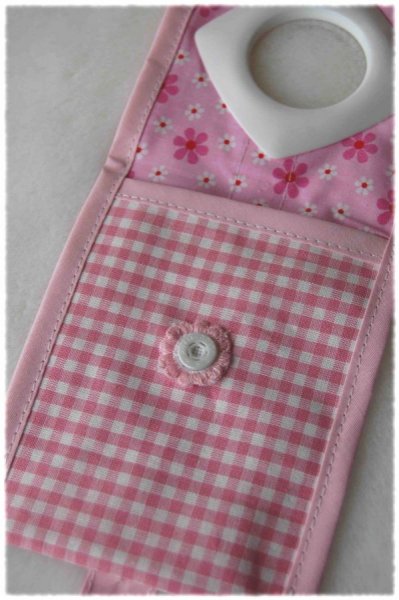 Pochette et support de charge pour téléphone portable en coton vichy rose et fleurs blanches et roses