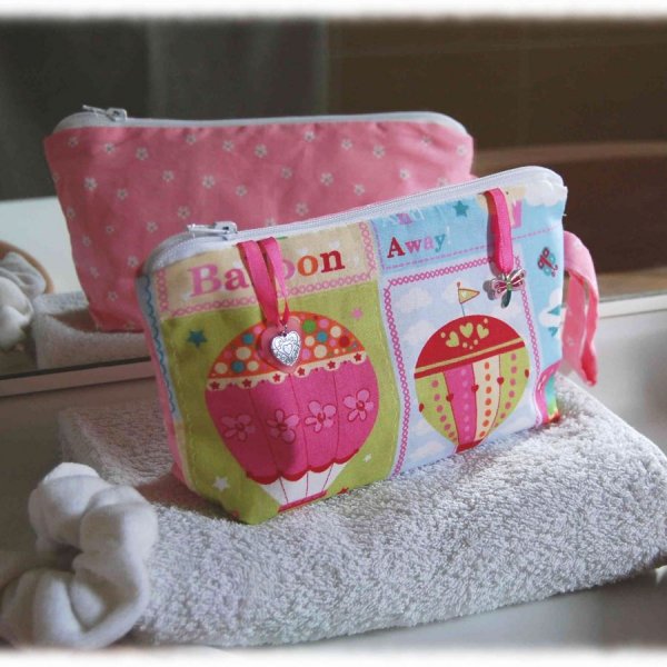 Pochette de toilette enfant en coton montgolfières et petites fleurs