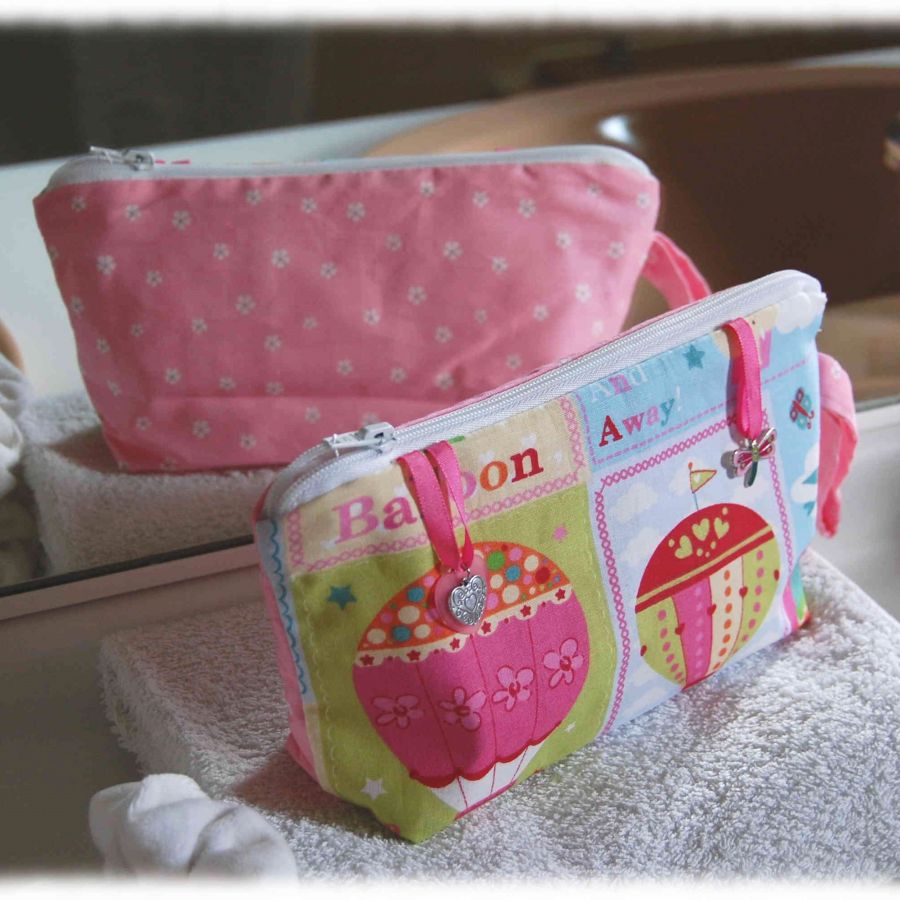 Pochette de toilette enfant en coton montgolfières et petites fleurs