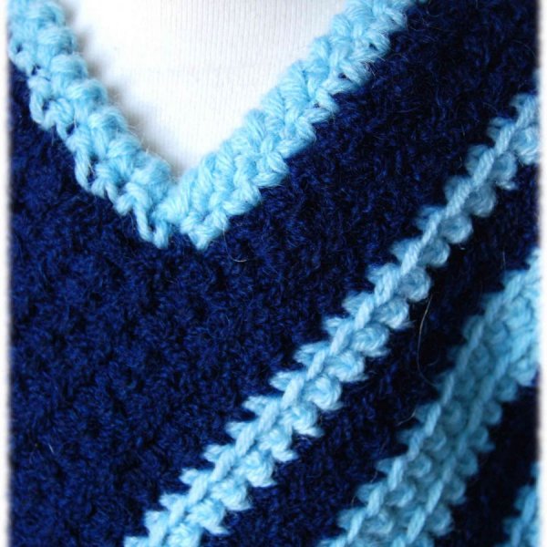 Poncho châle pour enfant  4 / 6 ans crocheté main en laine marine et bleu ciel