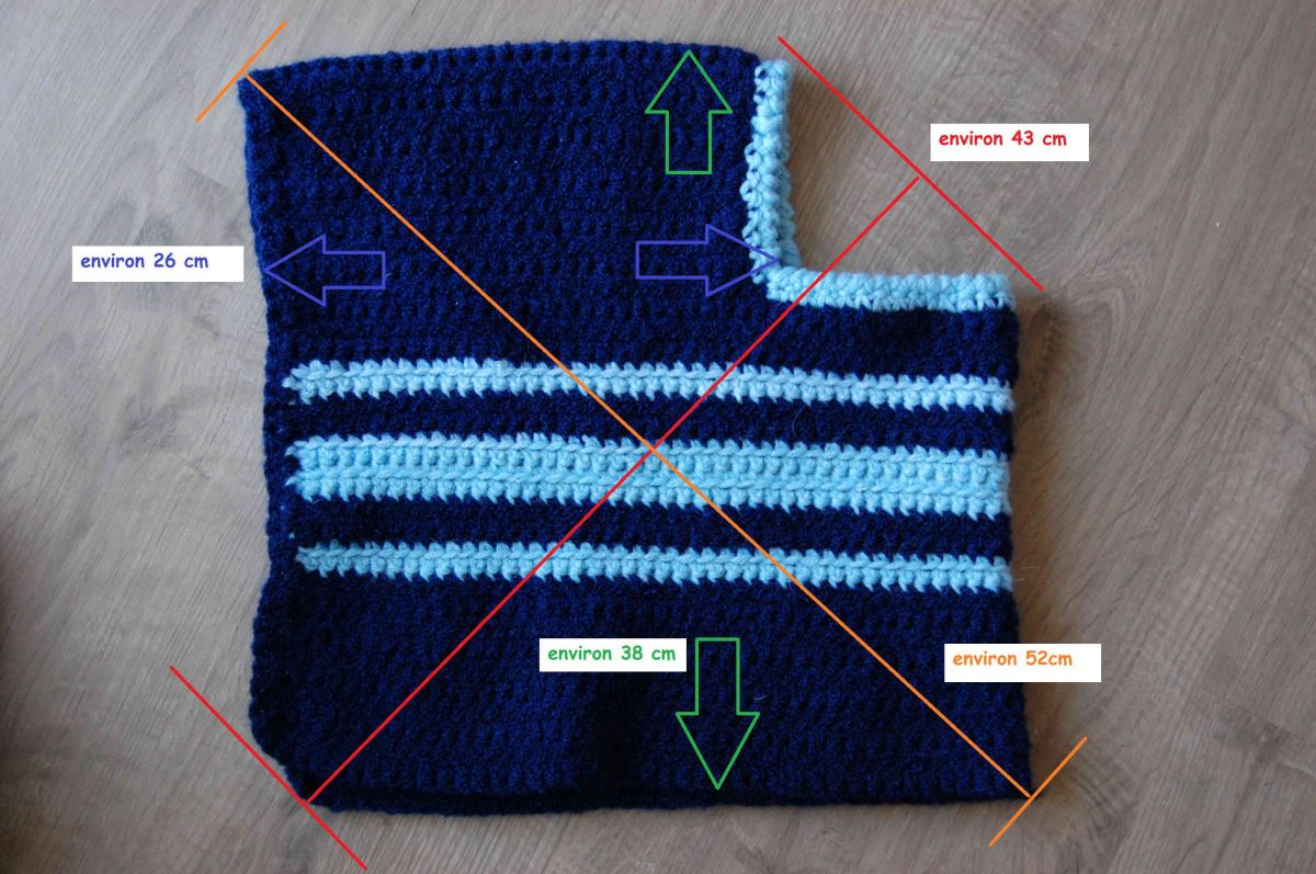 Poncho châle pour enfant  4 / 6 ans crocheté main en laine marine et bleu ciel