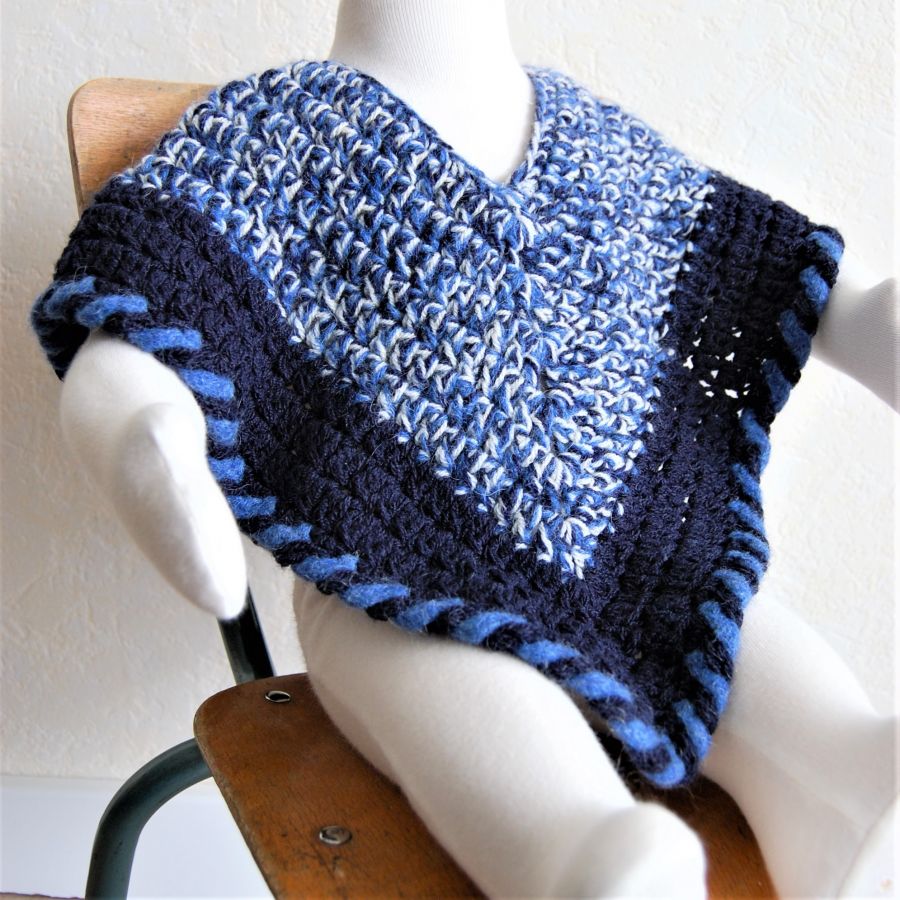 Poncho enfant 1-3 ans crocheté main fil blanc, bleu claire et bleu marine