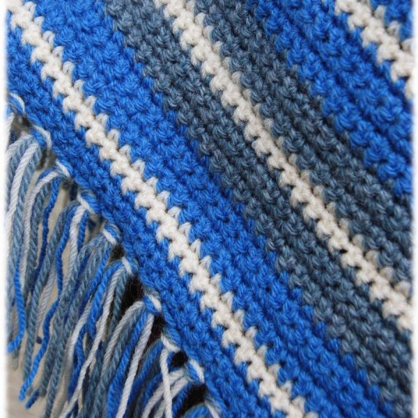 Poncho enfant 4 à 6 ans en laine bleu gris, bleu ciel et beige, crocheté à la main