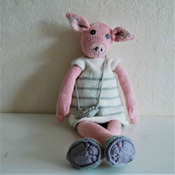 Poupée cochon rose avec sa robe et son sac
