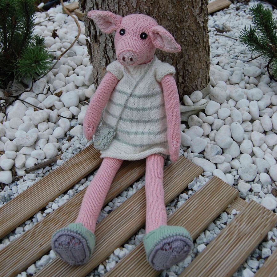 Poupée cochon rose avec sa robe et son sac