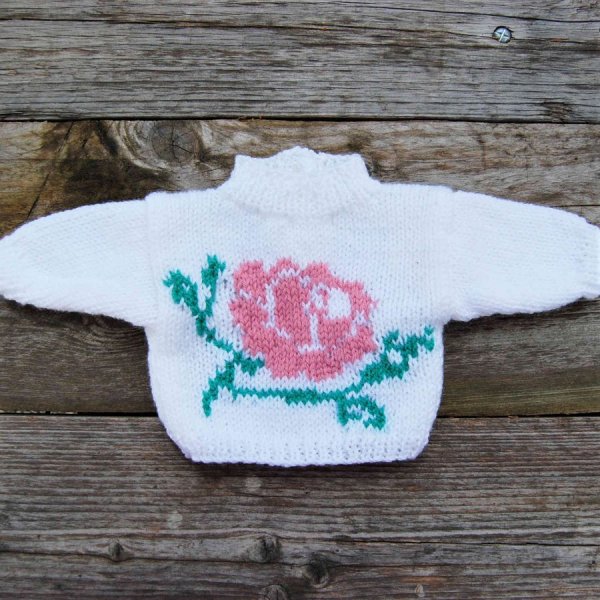 Pull poupée blanc avec motif rose fleurie