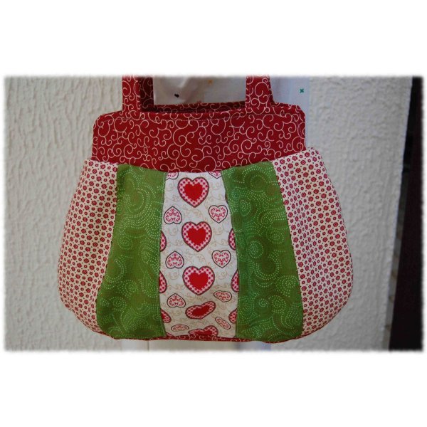 Sac  pour femme en coton patchwork de tissus aux couleurs rouges, vertes, roses et blancs de style montagnard