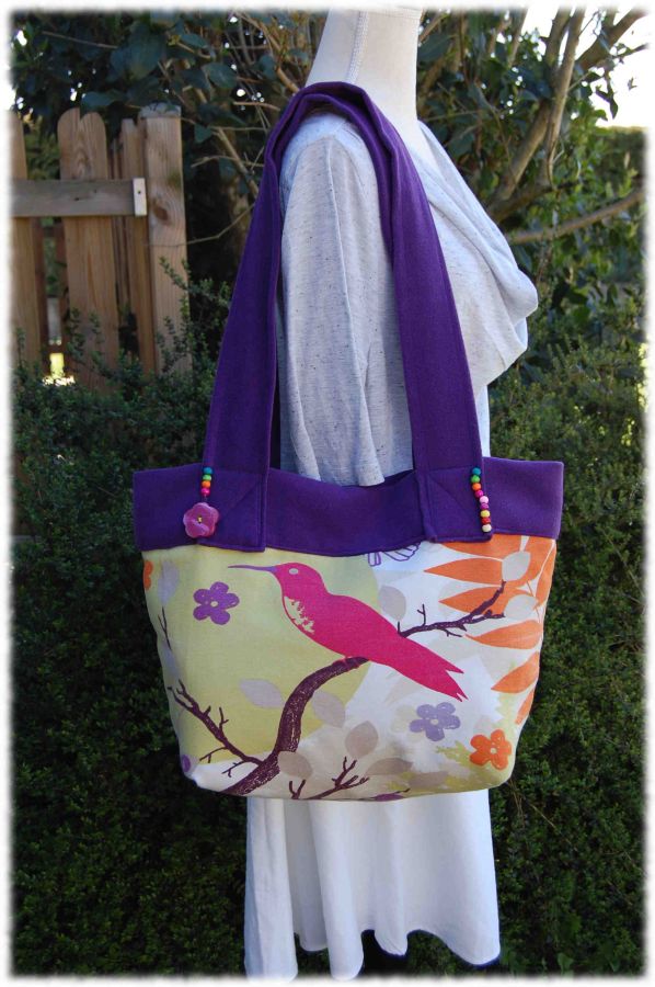 Grand sac en toile, aux couleurs vives et velours uni violet avec perles en bois et bouton fleur