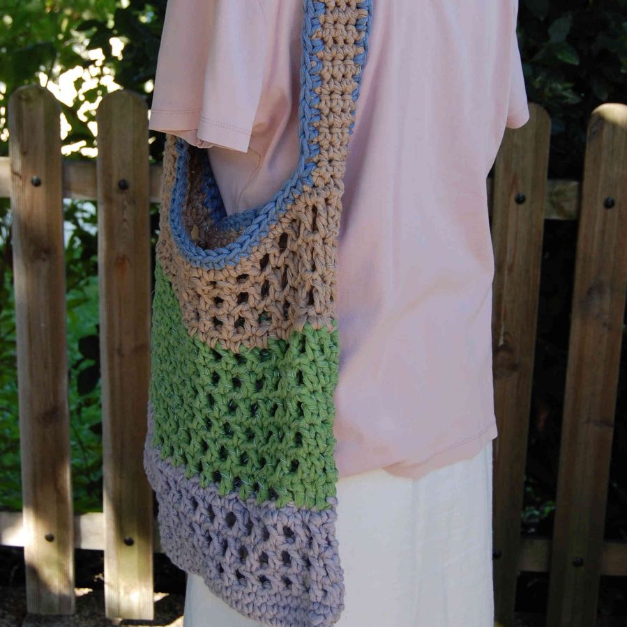 Sac filet crocheté main avec fil de coton lumineux à large bandoulière
