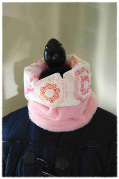 Snood tour de cou pour enfant en polaire rose et coton fleurs mosaiques