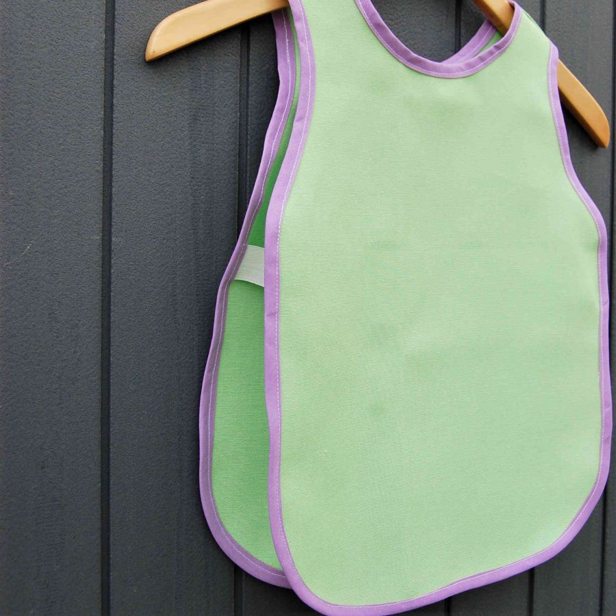 Tablier chasuble pour enfant 18/36mois en toile verte clair biais violet