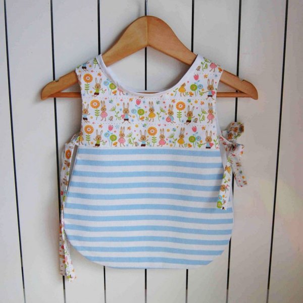 Tablier chasuble enfant 1-2 ans motifs lapins et fleurs avec rayures