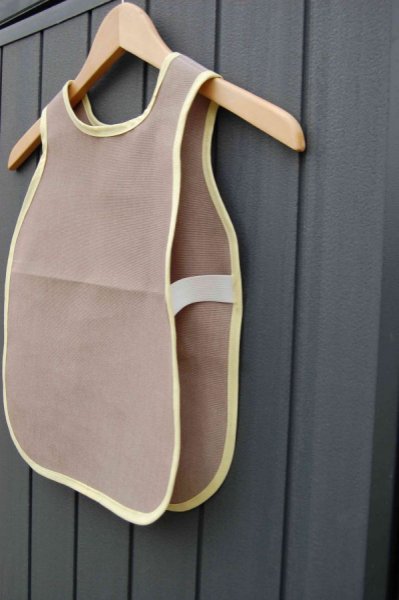 Tablier chasuble enfant en toile marron clair avec biais jaune clair
