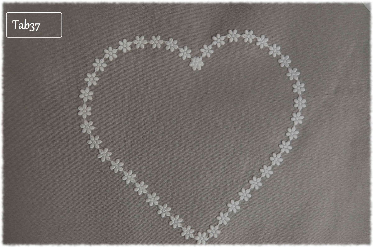 Tablier enfant 3-4 ans coton gabardine grise clair avec motif cœur au centre et biais coton blanc