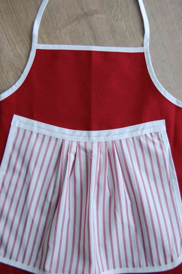 tablier enfant toile rouge foncée et jupette coton à rayures rose/grise