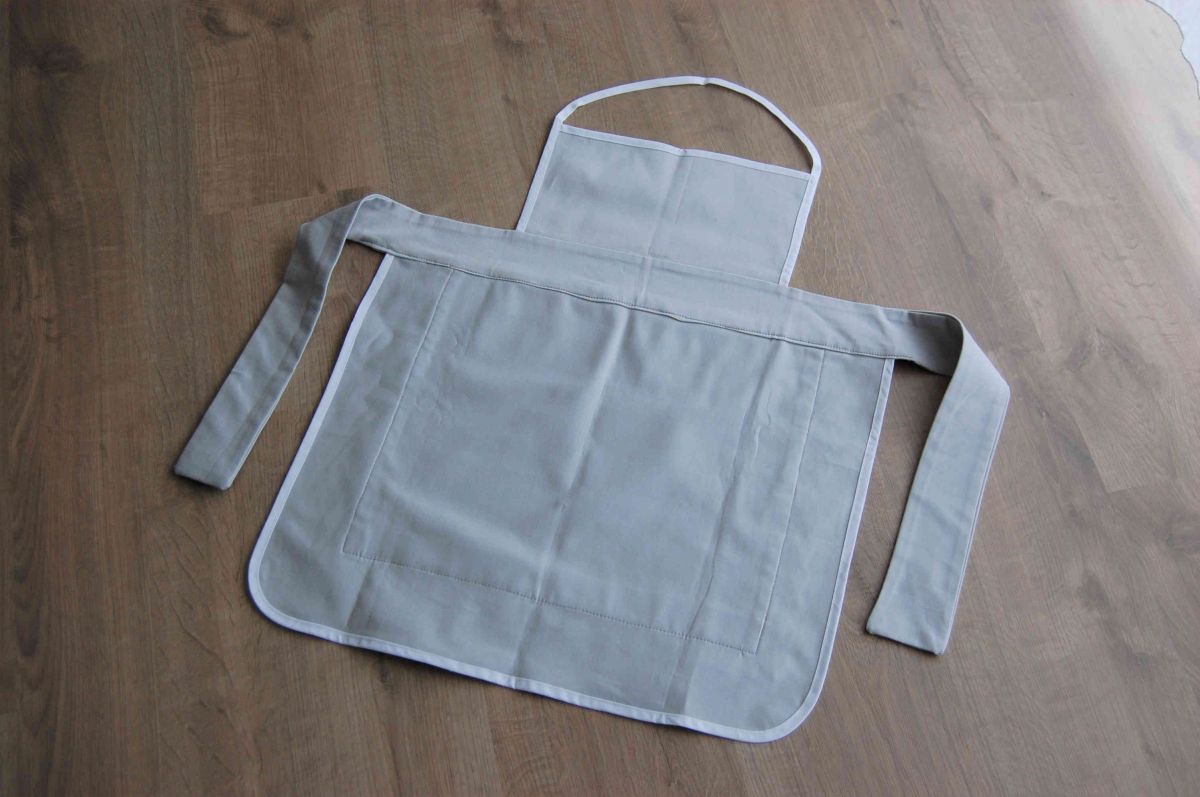 Tablier de protection pour enfant style d'antan en gabardine unie grise avec dentelle et tissus à rayures