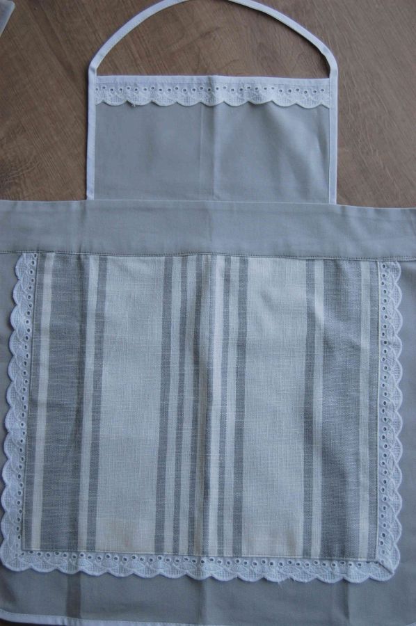 Tablier de protection pour enfant style d'antan en gabardine unie grise avec dentelle et tissus à rayures