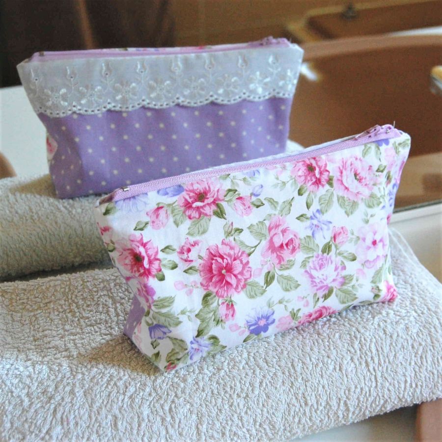 Trousse en coton motif roses et pois blanc sur fond violet, intérieur coton blanc à zip mauve