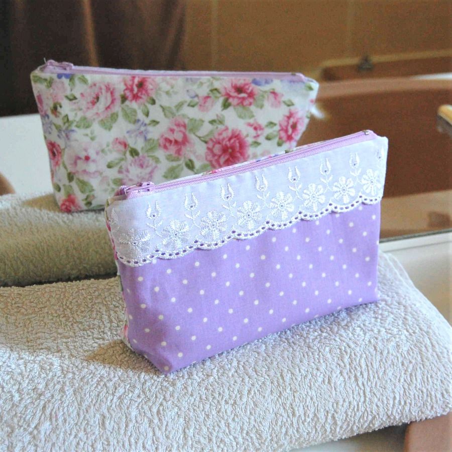Trousse en coton motif roses et pois blanc sur fond violet, intérieur coton blanc à zip mauve