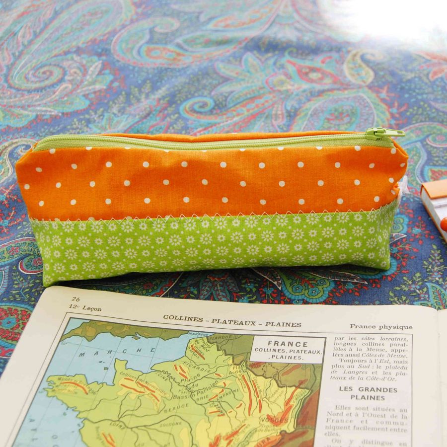 Trousse en coton orange à pois et vert à fleurs avec noeud blanc