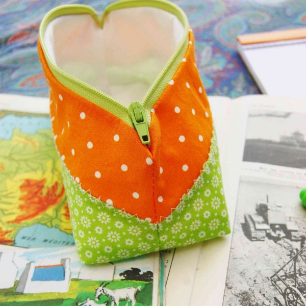 Trousse en coton orange à pois et vert à fleurs avec noeud blanc