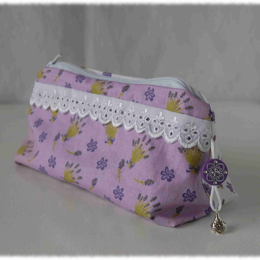 Trousse en coton souple violet et blanc avec des bouquets de lavande en motif, dentelle, cordon satin et perle.