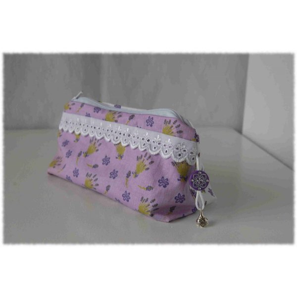 Trousse en coton souple violet et blanc avec des bouquets de lavande en motif, dentelle, cordon satin et perle.