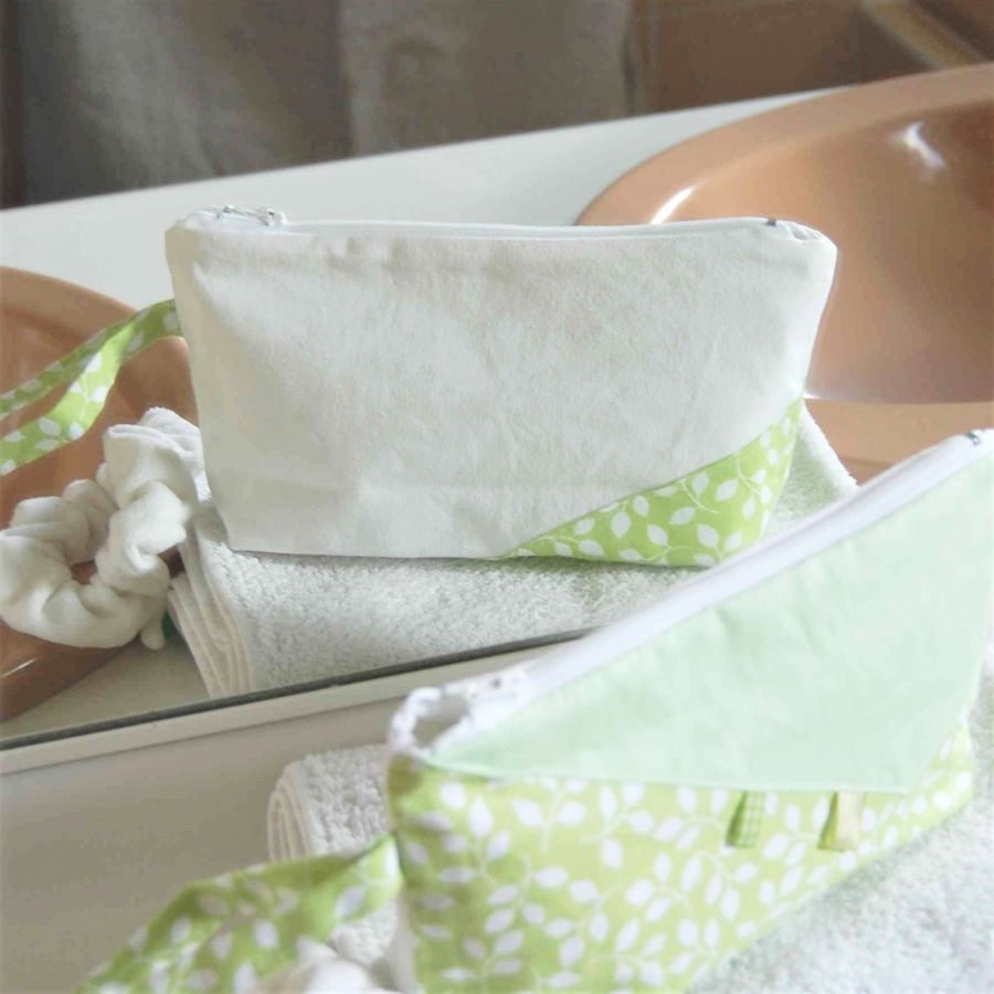 Trousse en coton vert et blanc, doublée de coton blanc fermée avec zip