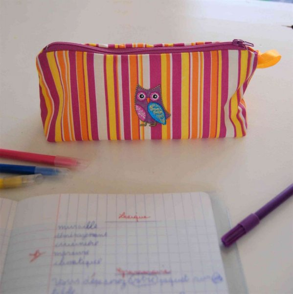 Trousse en coton à rayures rose blanc jaune avec motif chouette
