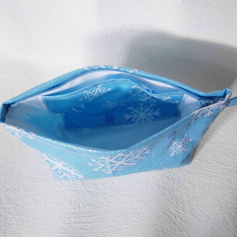 Trousse en cotonbrillant bleu clair motif flocons neige 
