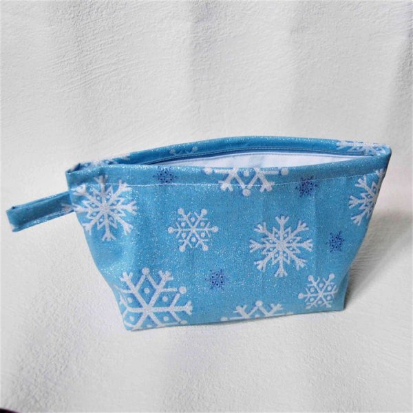 Trousse en cotonbrillant bleu clair motif flocons neige 