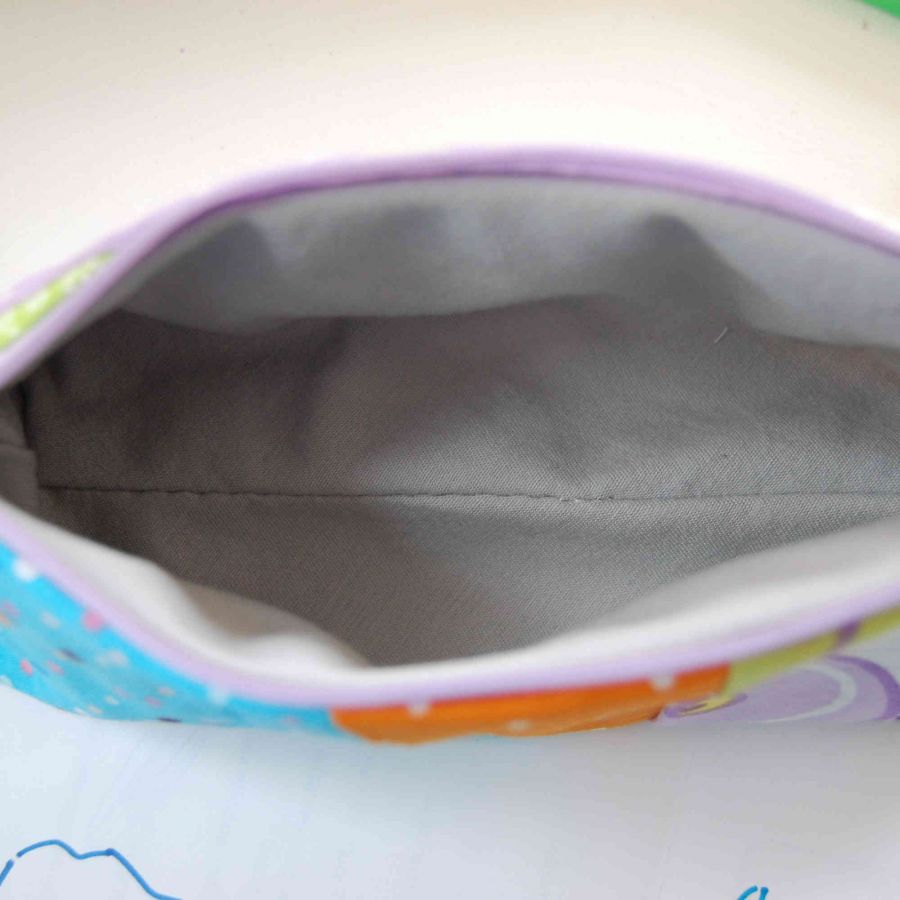 Trousse patchwork de différents tissus, zip mauve et intérieur gris