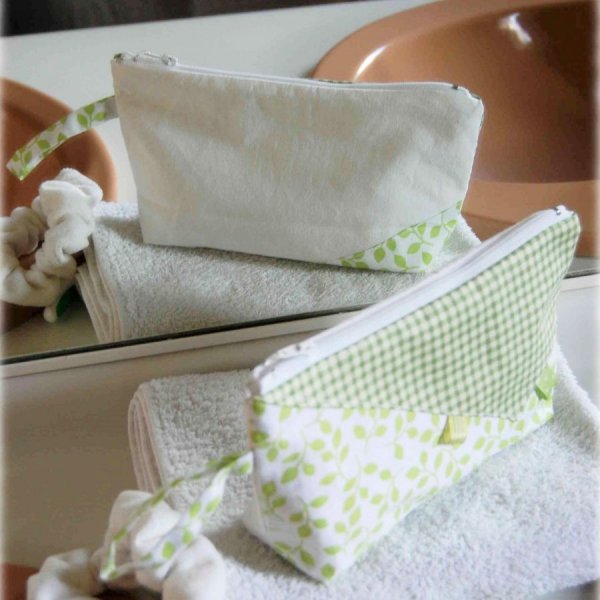 Trousse de toilette en coton blanc-vert, zip blanc  et rubans satin