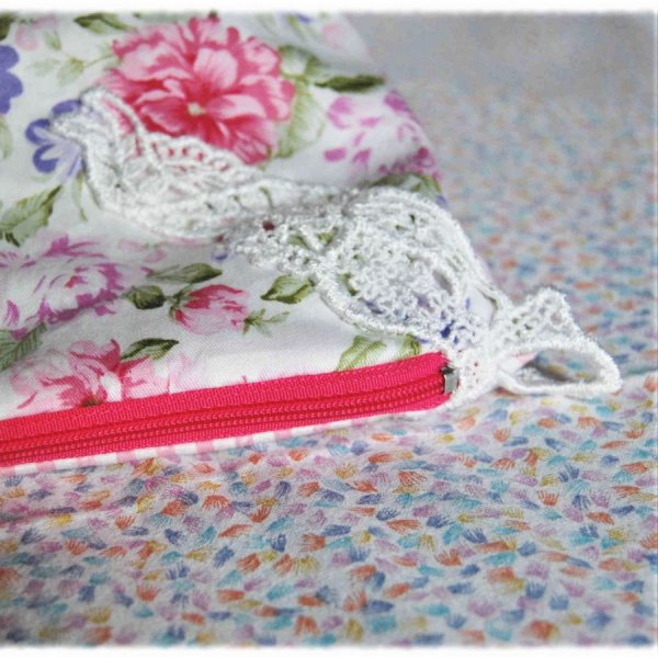 Trousse de toilette enfant ado ou adulte, en coton rosiers et coton rayures blanches et roses à zip rose frambois