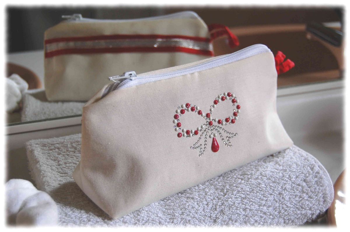 Trousse de toilette en toile beige et doublure satin rouge avec strass et ruban argent