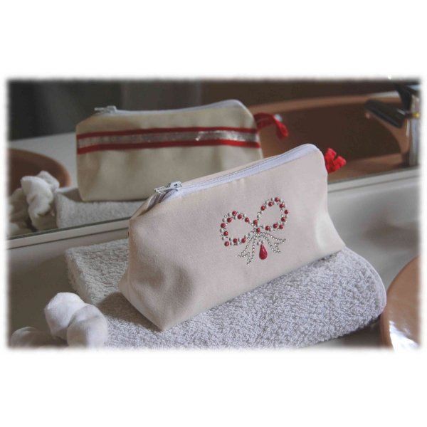 Trousse de toilette en toile beige et doublure satin rouge avec strass et ruban argent
