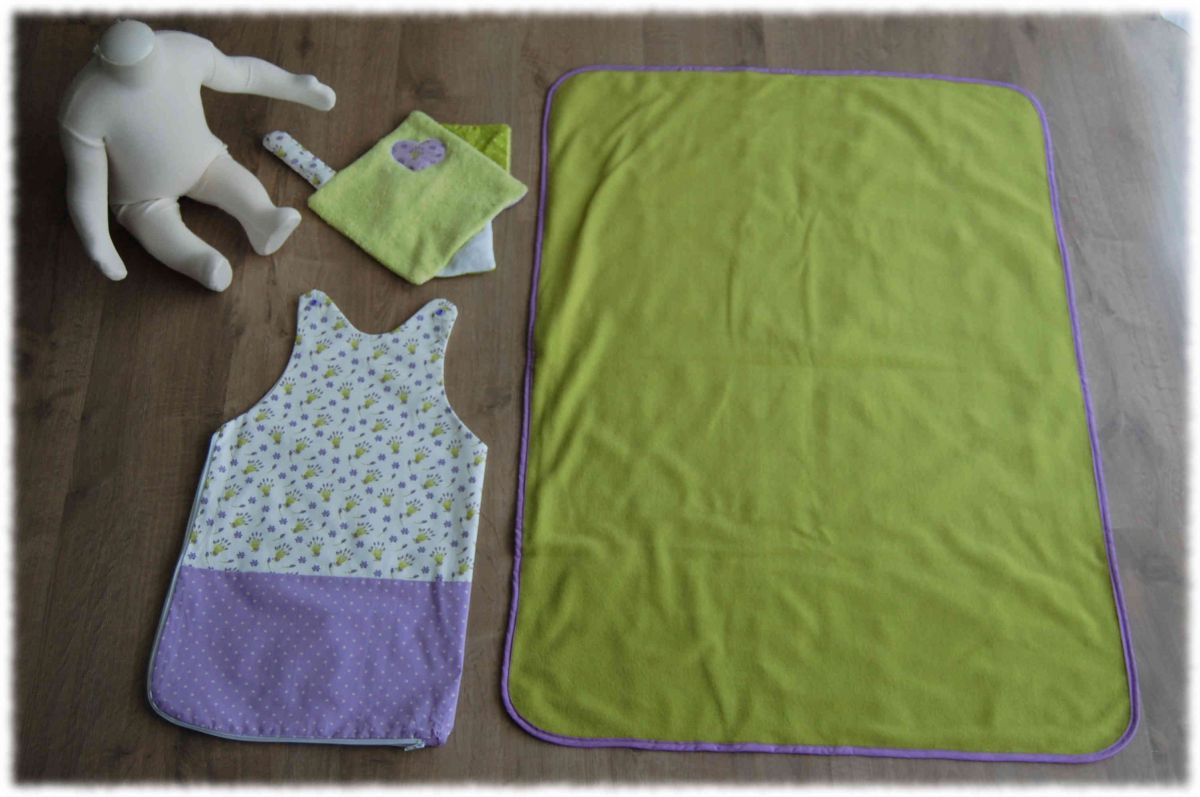 Trousseau de lit bébé en polaire verte et coton vert violet blanc patchwork