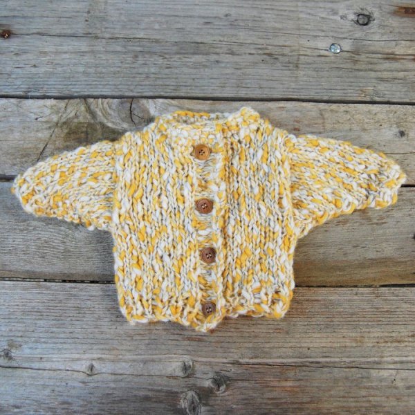 Veste poupée jaune blanche et grise 