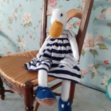 Canard blanc avec robe à rayures blanc et bleu marine