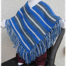 Poncho enfant 4 à 6 ans en laine bleu gris, bleu ciel et beige, crocheté à la main