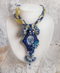 Collier pendentif Haute-Couture Blue Palace avec des cristaux de Swarovski.