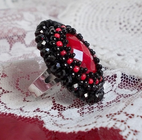 Bague Midnight in Paris brodée avec un cabochon facettée Rouge et des perles rondes noires