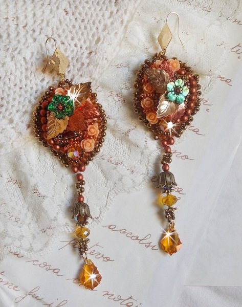 BO Souffle d'Automne chic Ethnique brodées avec cristaux de Swarovski, deux cabochons en verre de bohème des années 1960, des roses en résine et des rocailles