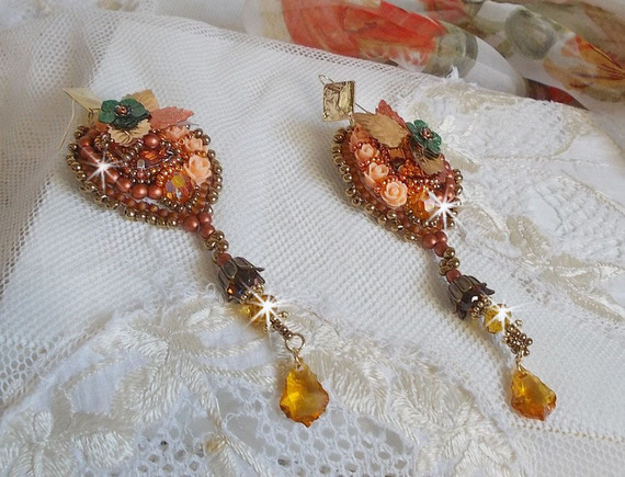 BO Souffle d'Automne chic Ethnique brodées avec cristaux de Swarovski, deux cabochons en verre de bohème des années 1960, des roses en résine et des rocailles