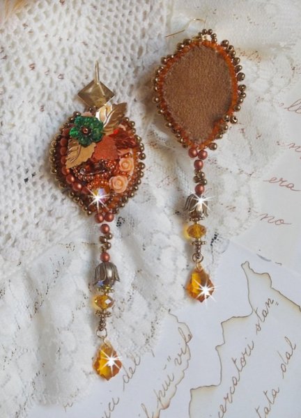 BO Souffle d'Automne chic Ethnique brodées avec cristaux de Swarovski, deux cabochons en verre de bohème des années 1960, des roses en résine et des rocailles
