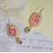 BO Les Délices de l'Eté brodées avecdes strass sur un ruban de soie Shibori jaune et rose, des rocailles et des crochets d'oreilles en argent 925/1000
