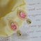 BO Les Délices de l'Eté brodées avecdes strass sur un ruban de soie Shibori jaune et rose, des rocailles et des crochets d'oreilles en argent 925/1000