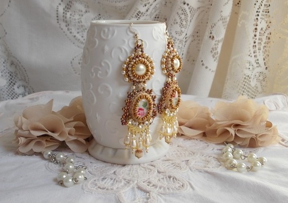 BO Reflets de Rosée sont brodées avec des perles nacrées, des Cristaux de Swarovski et des crochets d'oreilles en Gold Filled 14 carats.