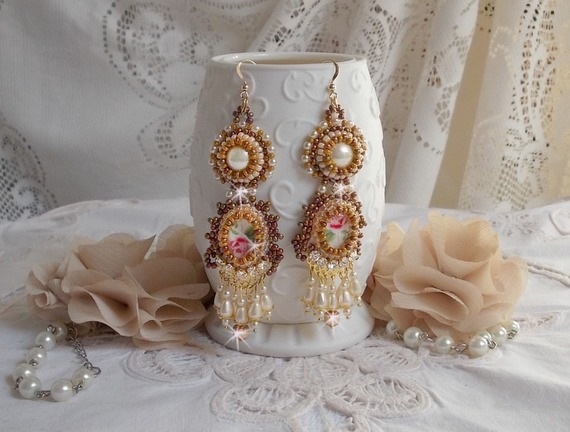 BO Reflets de Rosée sont brodées avec des perles nacrées, des Cristaux de Swarovski et des crochets d'oreilles en Gold Filled 14 carats.